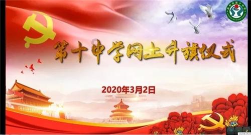 云南一地山体滑坡汽车被落石撞翻，众人紧急从压扁的车内救人，事发瞬间曝光